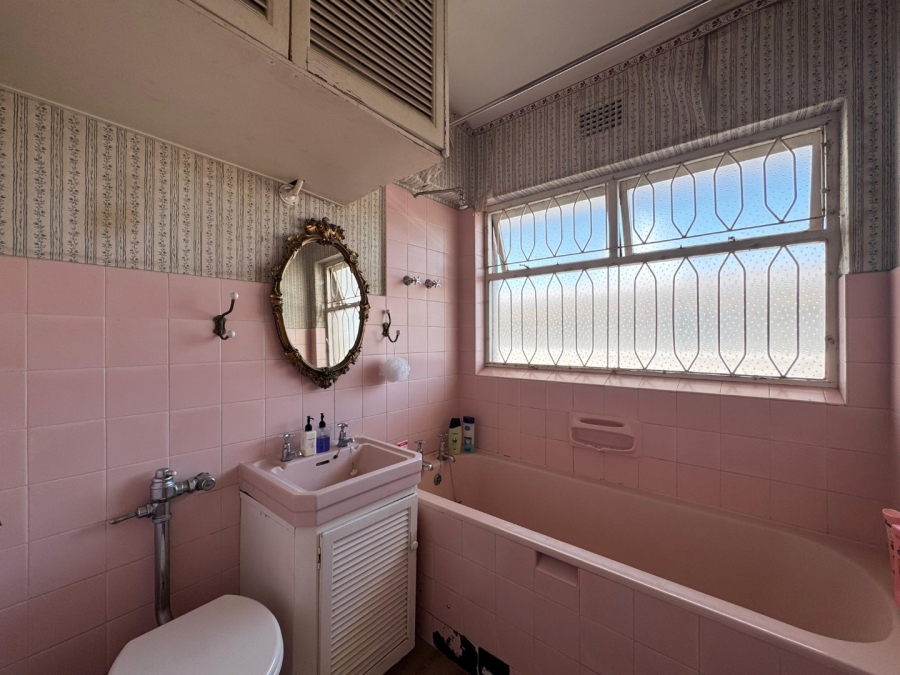 1 Bedroom Property for Sale in Sea Point Western Cape